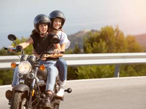 Вождение с пассажиром: не предлагайте друзьям «прокатиться с ветерком» до того, как получите категорию на мотоцикл