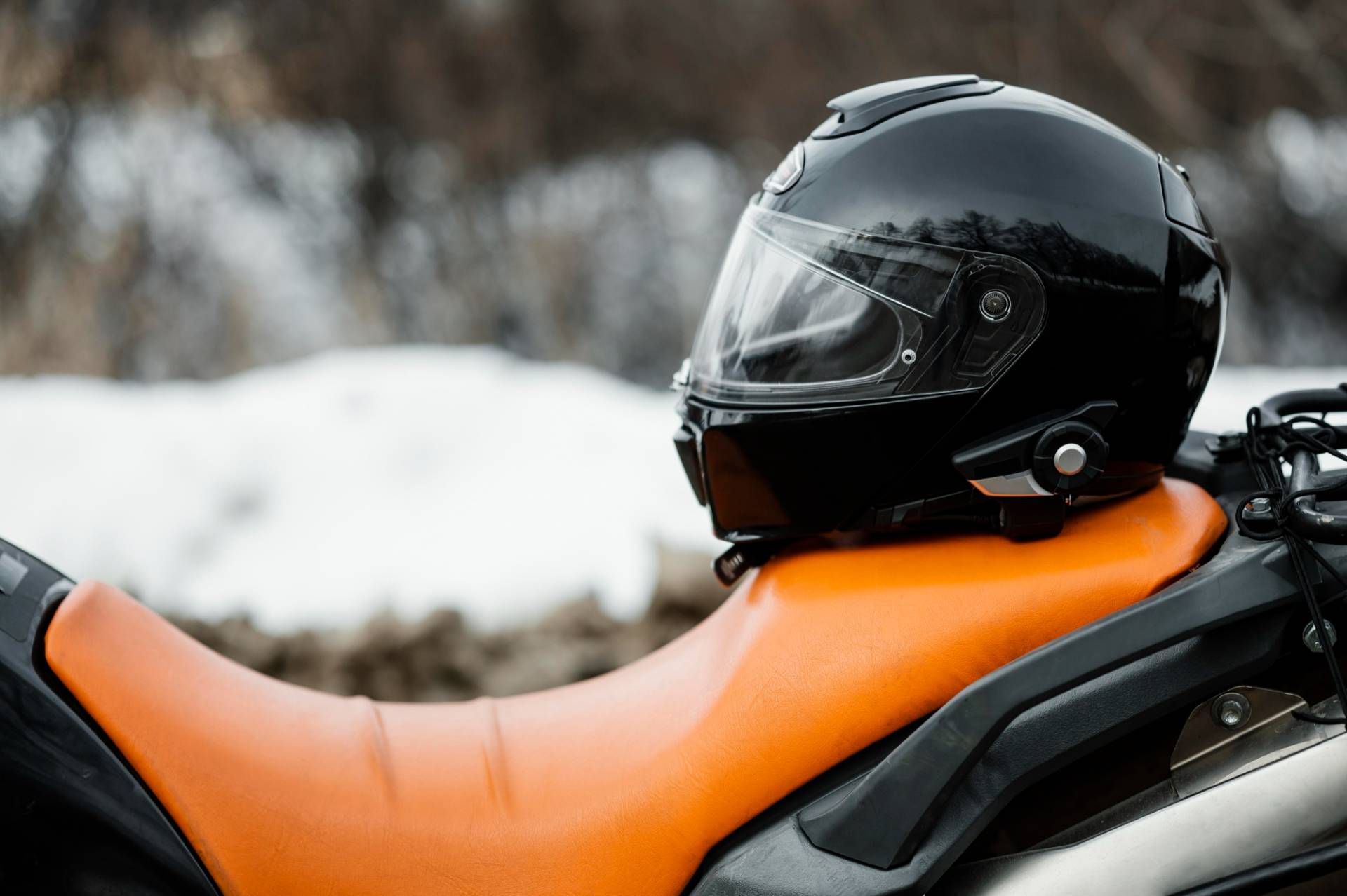 шлем на мотоцикле